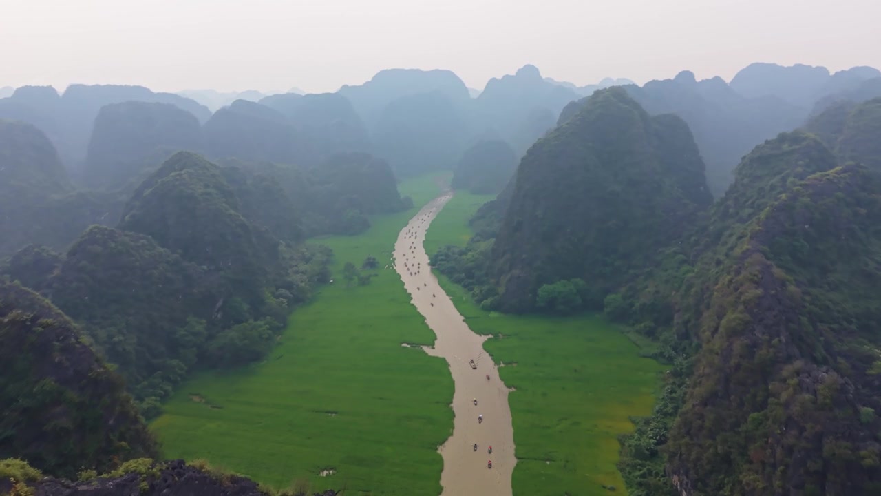 Cảnh quay phong cảnh từ trên cao làm nổi bật địa lý độc đáo của Ninh Bình với những dòng sông uốn lượn qua các đỉnh núi đá vôi hùng vĩ