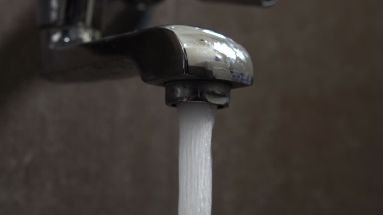 インドのチェンナイの水道水は、飲用に適していません。