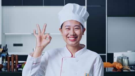 el chef da una señal de ok en una cocina