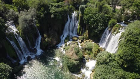 Paraíso-Natural-Remoto-Con-Pintorescas-Cascadas-En-Verano,-Estática-Aérea