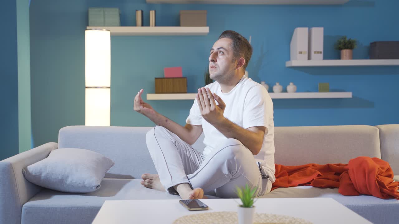 hombre orando mientras está acostado.