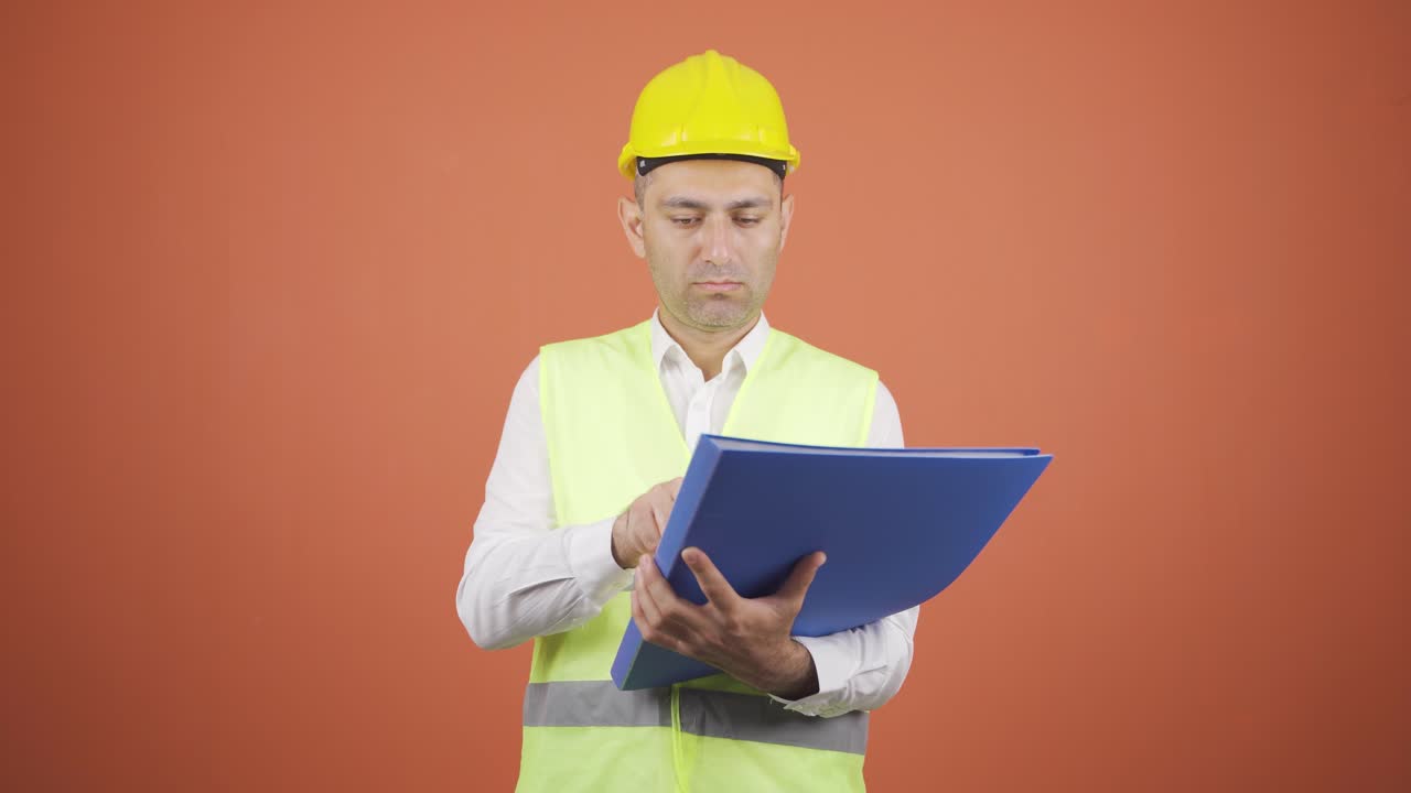 엔지니어는 그의 손에 있는 프로젝트를 검토합니다.