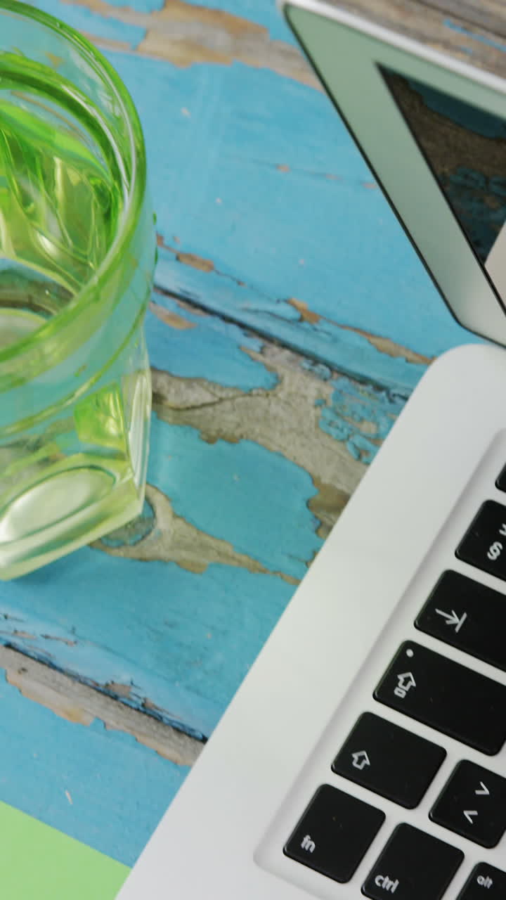 vidrio, cinta adhesiva y portátil