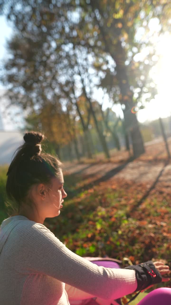 Mujer en el parque de otoño