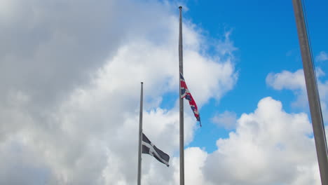 Kornische-Flagge-Und-Union-Jack-Flagge-Auf-Halbmast,-Als-Großbritanniens-Königin-Elizabeth-II.-Starb