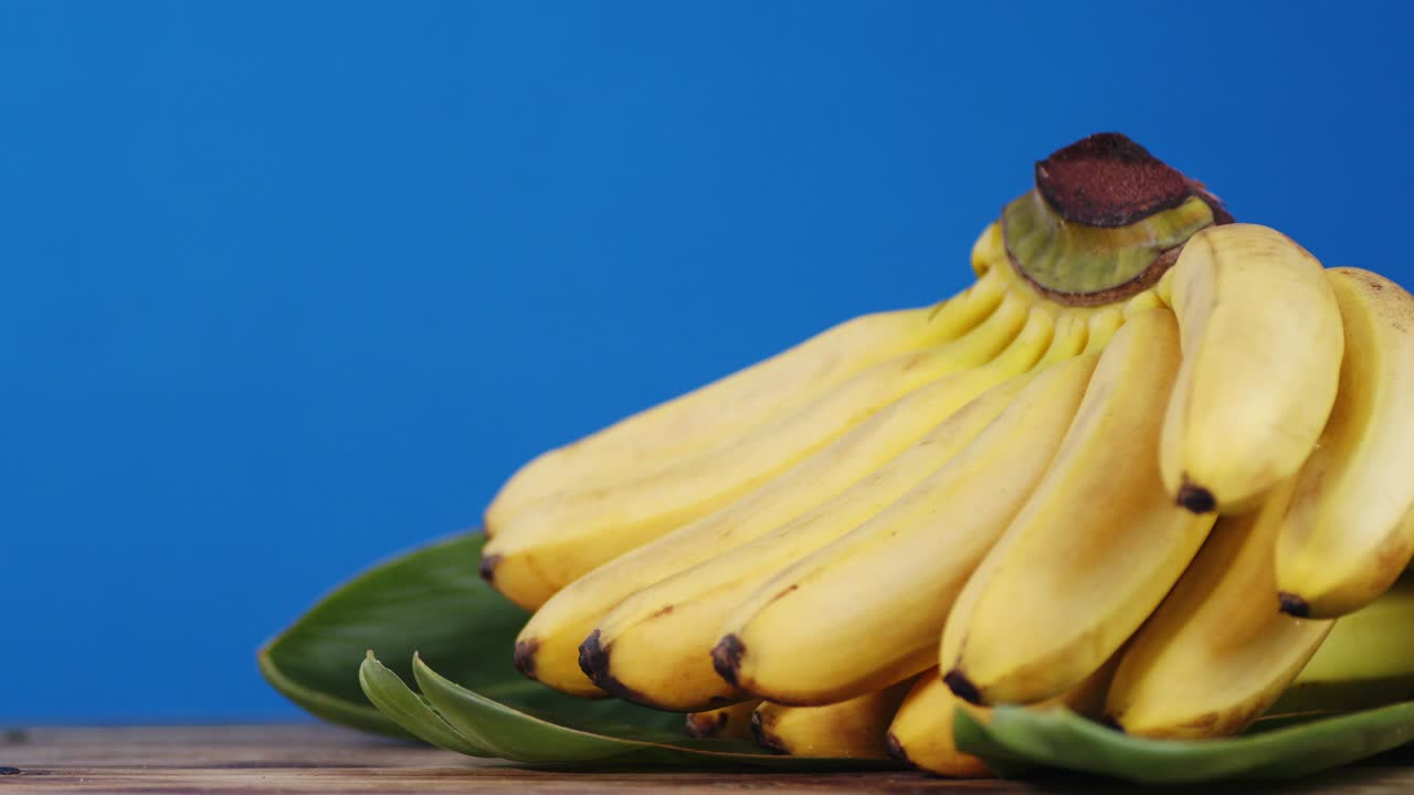 un montón de plátanos frescos con hojas que giran lentamente.