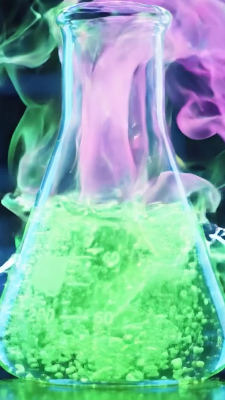Un affascinante viaggio attraverso le reazioni chimiche: colori liquidi in transizione e reazioni effervescenti in un ambiente di laboratorio