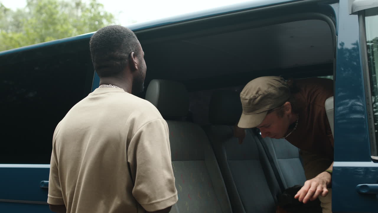 록 밴드가 목적지에 도착합니다.