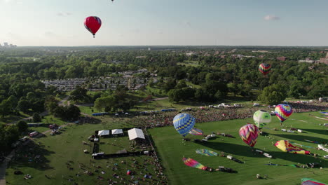 Ascenso-Aéreo-De-Globos-Aerostáticos-Despegando-Del-Parque-Forestal,-St