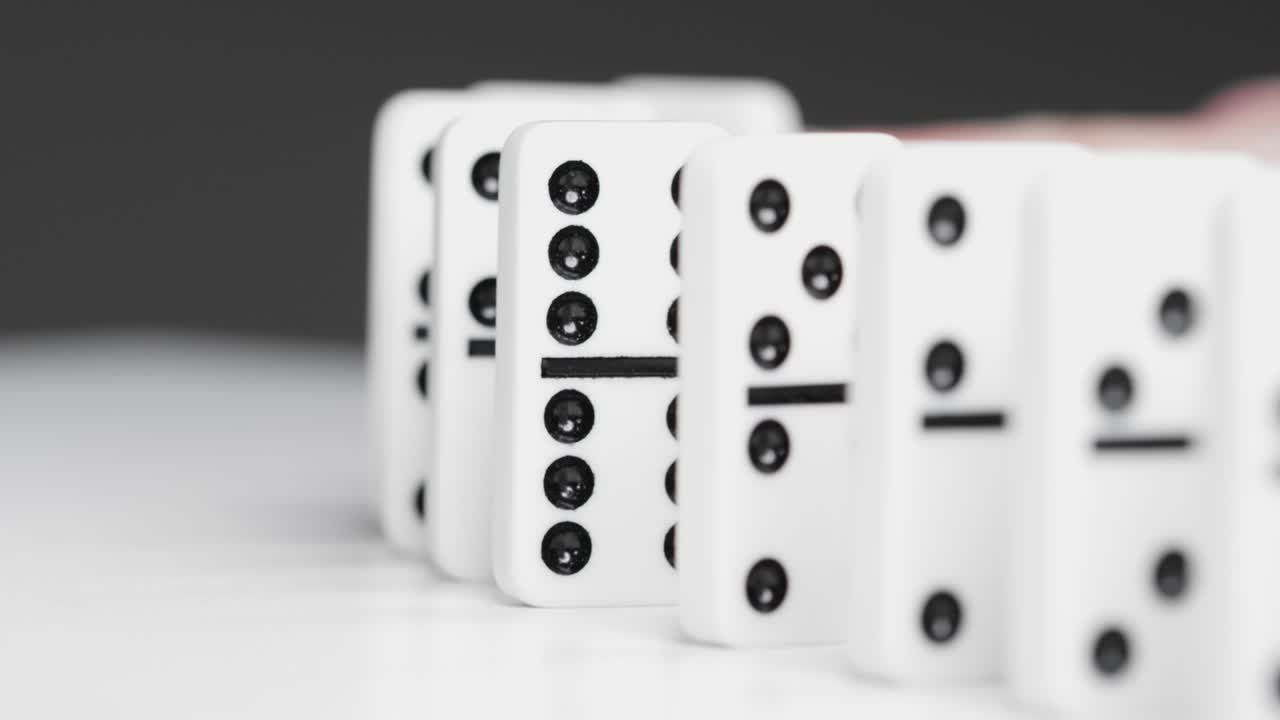 tiro medio de fichas de dominó derribando 05