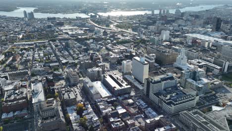 Langsamer-Überflug-Der-Innenstadt-Von-Philadelphia-Am-Morgen-Mit-Sonnenschein,-Der-Von-Den-Gebäuden-Glitzert