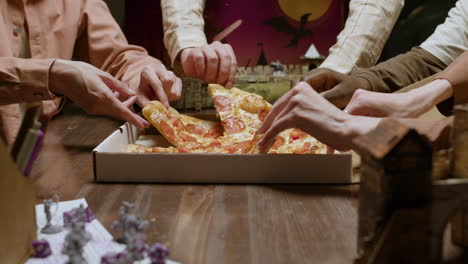 amigos comiendo pizza.