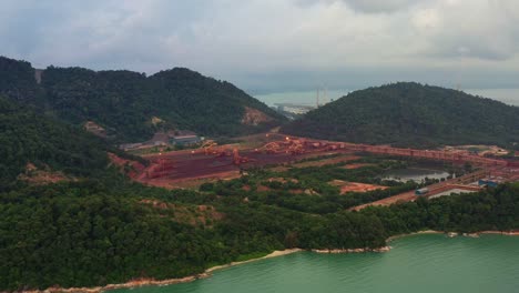 Empresa-Brasileña-Estableció-Un-Centro-De-Distribución-De-Mineral-De-Hierro-En-Seri-Manjung,-Perak,-Malasia-Como-Una-Estrategia-Integral-De-La-Cadena-De-Suministro-En-La-Región-De-Asia-Pacífico,-Tiro-Aéreo