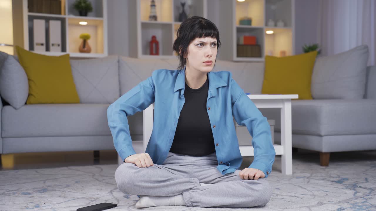 공격적이고 신경질적인 젊은 여성입니다.