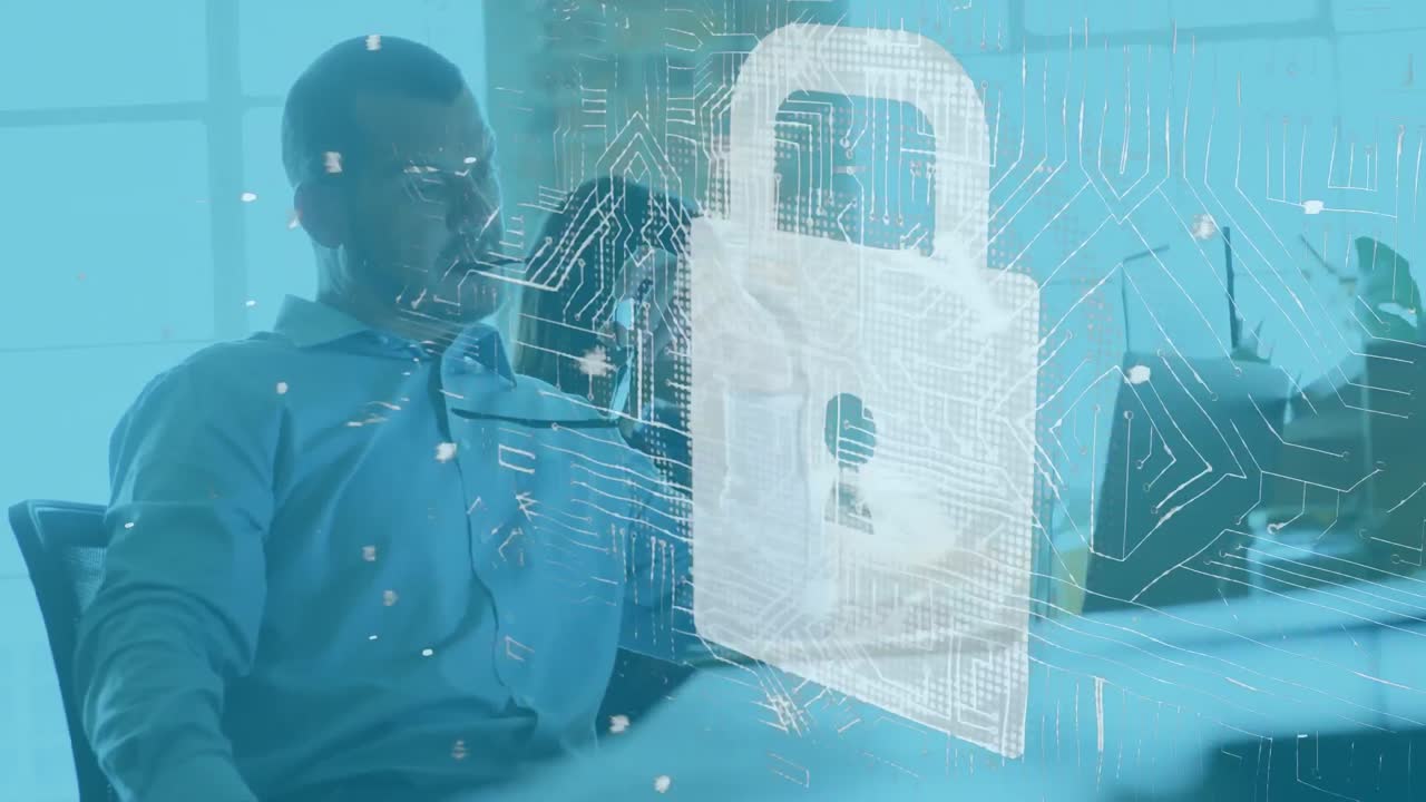 animación del candado de seguridad en línea y procesamiento de datos sobre un hombre de negocios que usa una computadora portátil