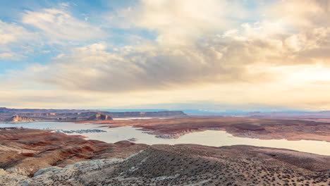 Nubes-Sobre-El-Embalse-Del-Lago-Powell-Al-Amanecer-En-Utah,-Estados-Unidos---Timelapse