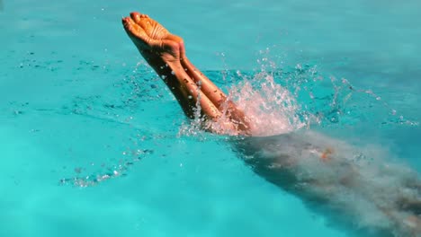 Rubia-Sexy-Buceando-En-La-Piscina