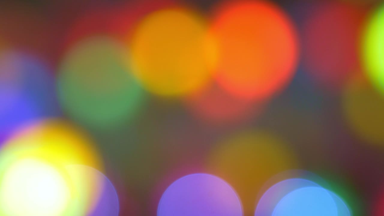 배경은 다채로운 흐릿한 빛의 보케가 돌아다니고 있습니다.