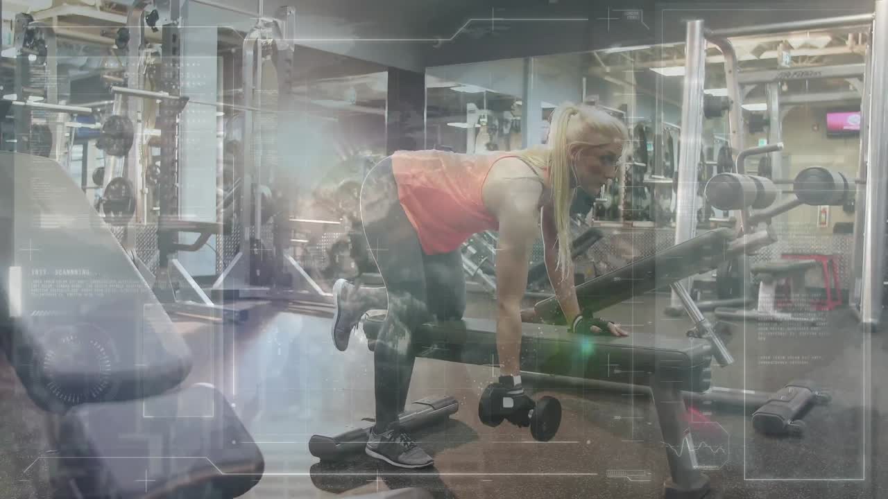 체육관에서 운동하는 여성에 대한 스 ⁇  스캐닝과 데이터 처리의 애니메이션