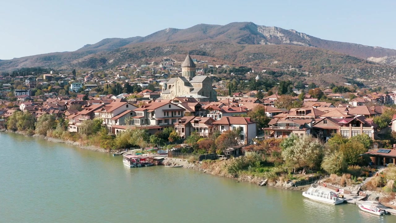 Vista aerea della Cattedrale di Svetitskhoveli e della città di Mtskheta sul fiume Kura