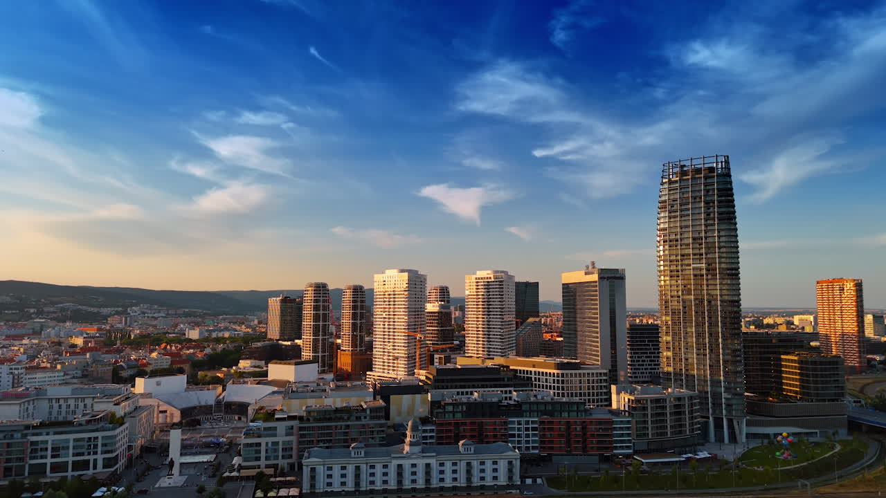 Bratislava, Eslováquia, 2 de junho de 2025: Horizonte de Bratislava ao pôr do sol. O horizonte de Bratislava exibe arquitetura moderna sob um céu colorido ao pôr do sol, destacando a vida urbana e a beleza.