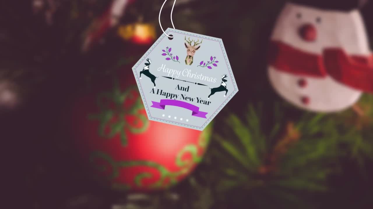 animación de feliz navidad y feliz año nuevo pancarta de texto colgando contra el árbol de navidad decorado.
