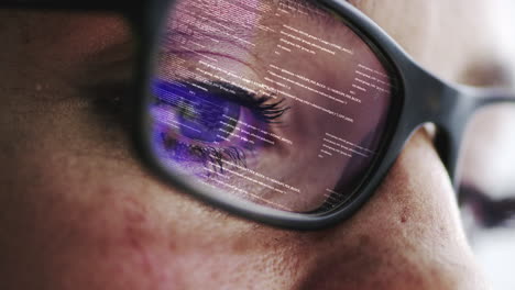 persona que lleva gafas con un código reflejado en ellas