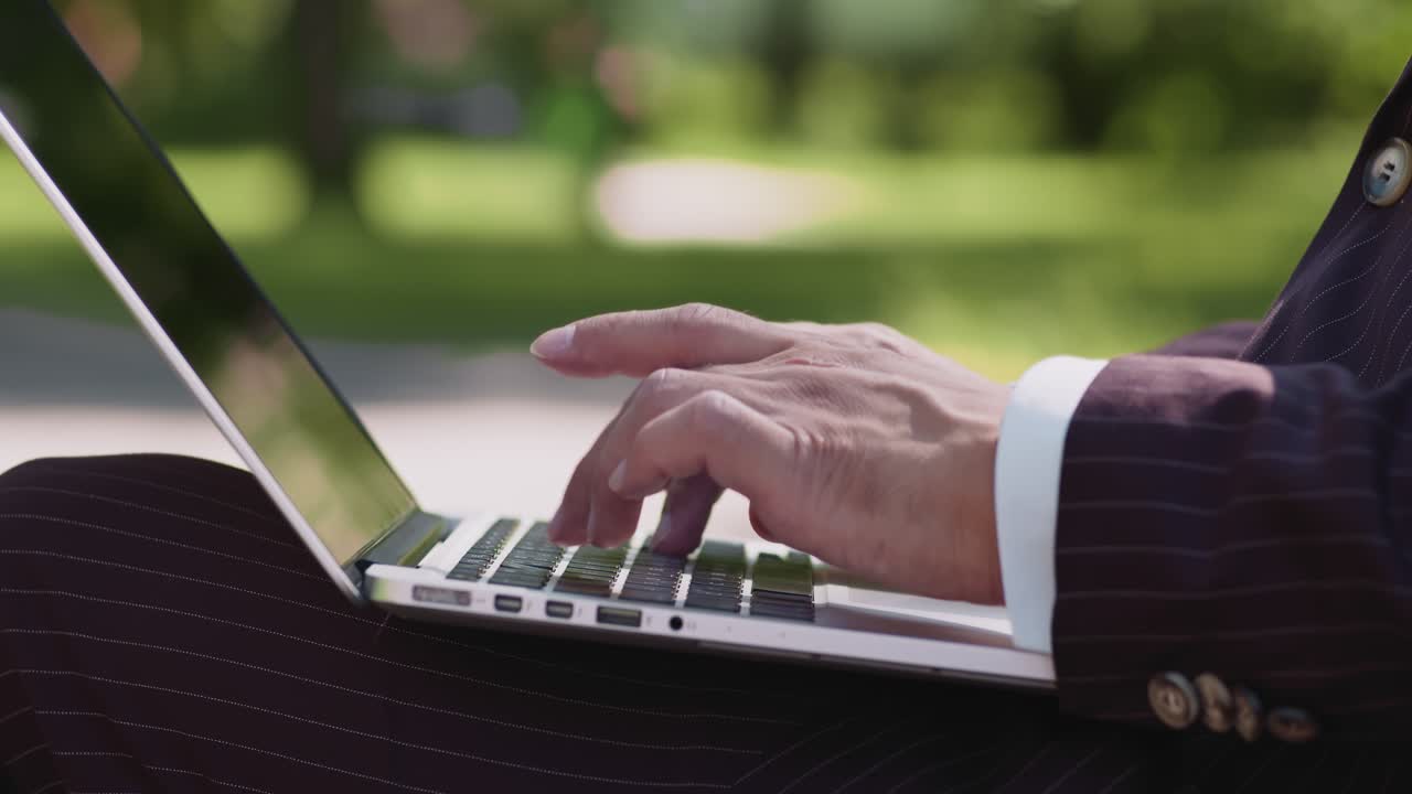 persona de negocios que trabaja en una computadora portátil al aire libre