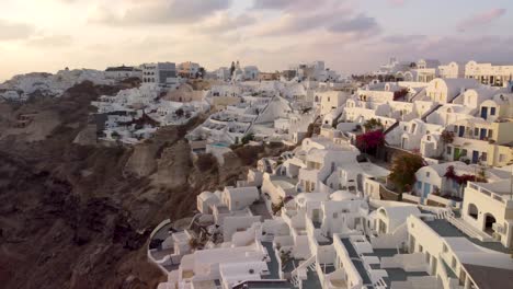 Santorini-Greece,-Oia-At-Sunset,-Pan-Left-to-Beautiful-Evening-Ocean-View