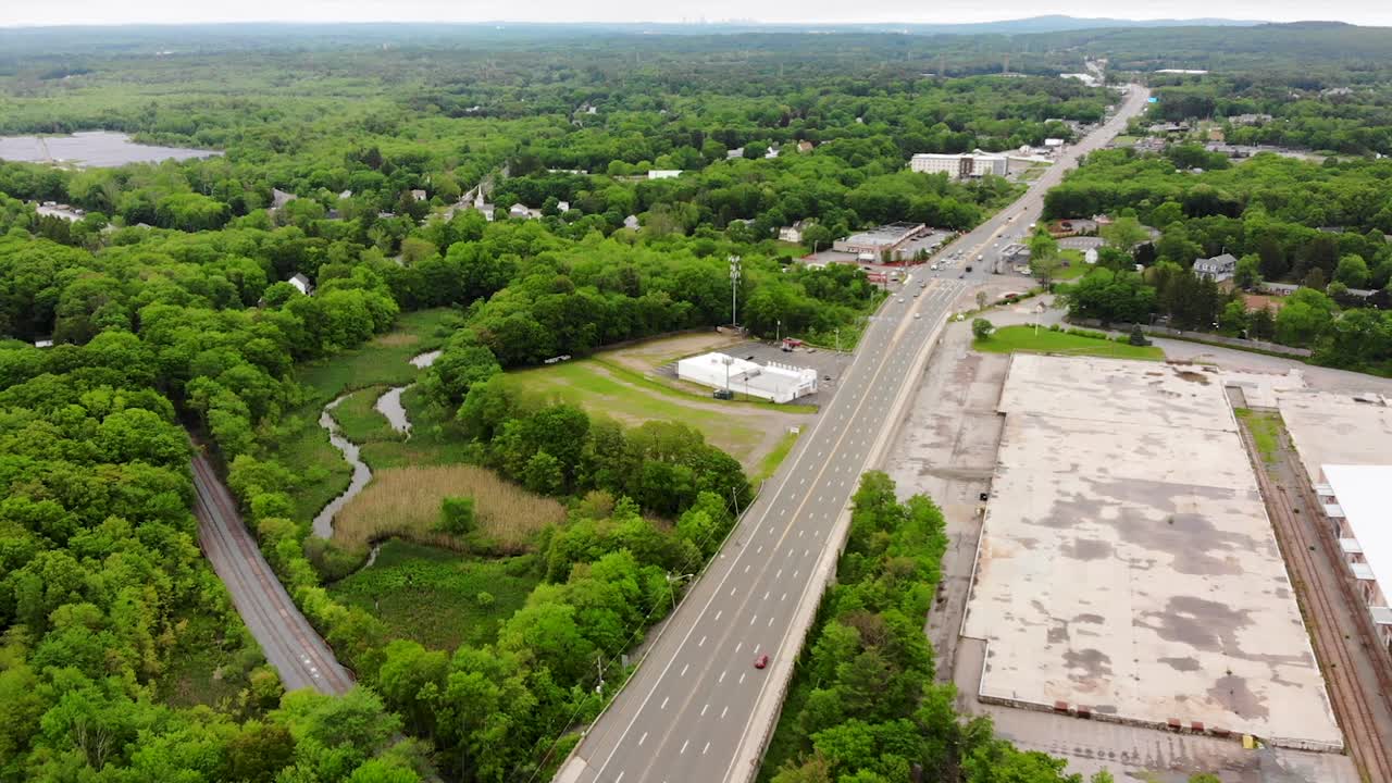 vista aérea diurna de drones de edificios y carretera de cuatro carriles sobre la ruta 1 en foxboro, ma, ee.uu.