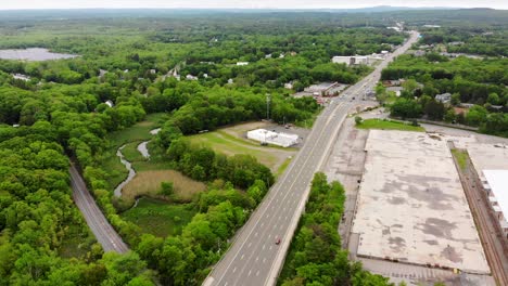 Vista-Aérea-Diurna-De-Drones-De-Edificios-Y-Carretera-De-Cuatro-Carriles-Sobre-La-Ruta-1-En-Foxboro,-Ma,-Ee.uu.