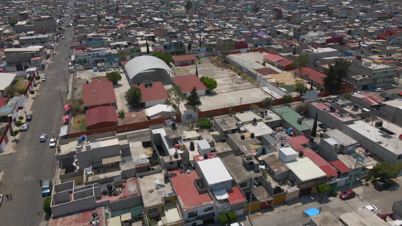 vuelo panorámico aéreo sobre los coloridos edificios de casas del vecindario de ecatepec