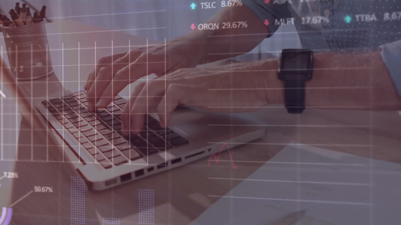 animazione dell'elaborazione dei dati del mercato azionario contro la sezione centrale di un uomo che usa un portatile in ufficio.