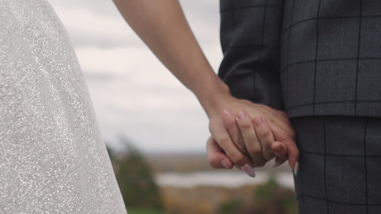 молодожены вместе гуляют по парку.