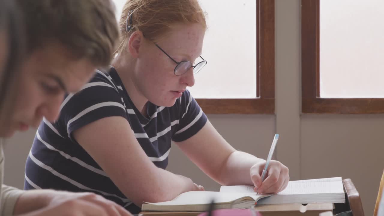 estudiantes que escriben en la clase de secundaria