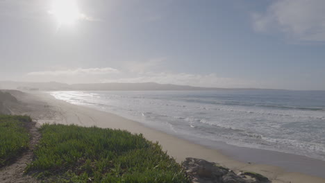 Toma-En-Cámara-Lenta-De-Un-Día-Soleado-En-La-Playa-Del-Estado-Del-Puerto-Deportivo-De-California-Bahía-De-Monterey