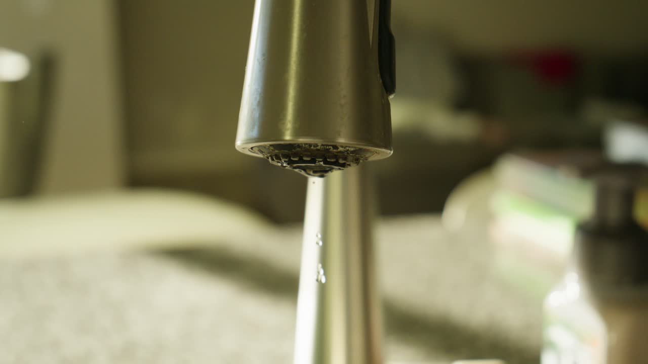 Rallentatore delle dinamiche dei fluidi dell'acqua con un rubinetto che perde
