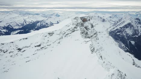 Vista-Aérea-De-Los-Alpes-Austriacos-Con-Picos-Cubiertos-De-Nieve