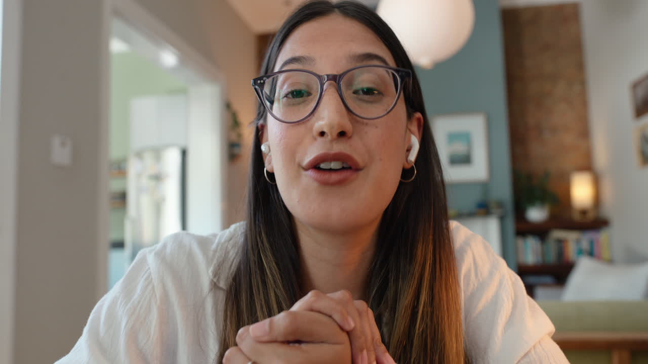 Donna, volto e videochiamata con conversazione