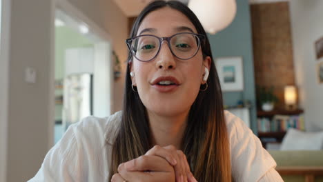 mujer, cara y llamada de video con conversación