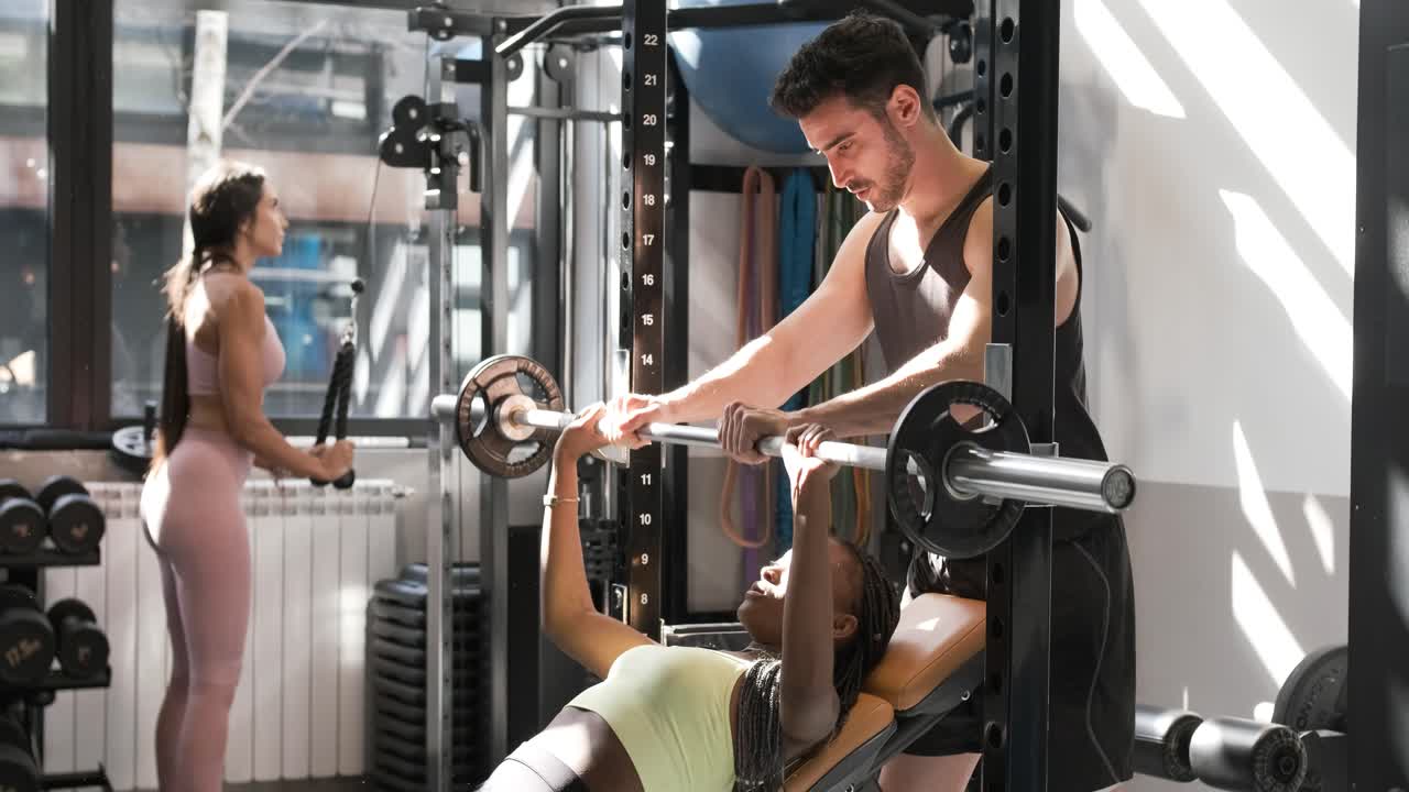 개인 트레이너와 함께 체육관 운동