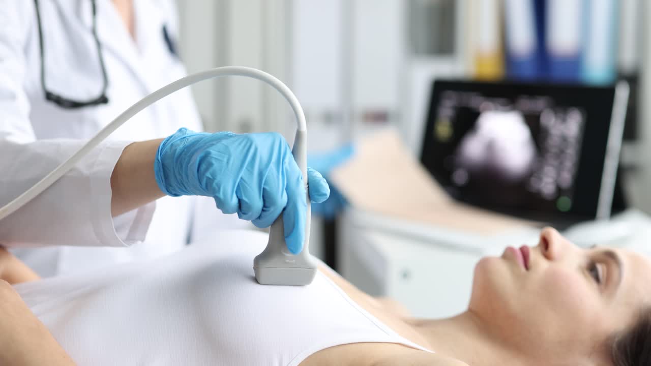 Medico che esegue un'ecografia su un paziente