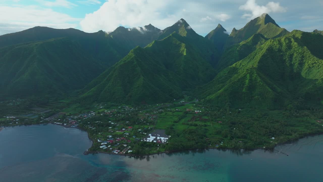 las olimpiadas de verano de parís 2024 steahupoo tahití vista aérea de drones polinesia francesa surf surfista lugar de la ola polinesia francesa océano pacífico arrecife de coral rompe canal montañas puesta de sol tarde hacia adelante pan up