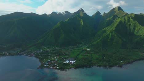 Olympische-Sommerspiele-2024-In-Paris,-Steahupoo,-Tahiti,-Luftaufnahme-Von-Einer-Drohne,-Französisch-Polynesien,-Surfen,-Surfer,-Wellen,-Veranstaltungsort,-Französisch-Polynesien,-Pazifischer-Ozean,-Korallenriff,-Bruch,-Kanal,-Berge,-Sonnenuntergang,-Nachmittag,-Vorwärtsschwenk,-Nach-Oben