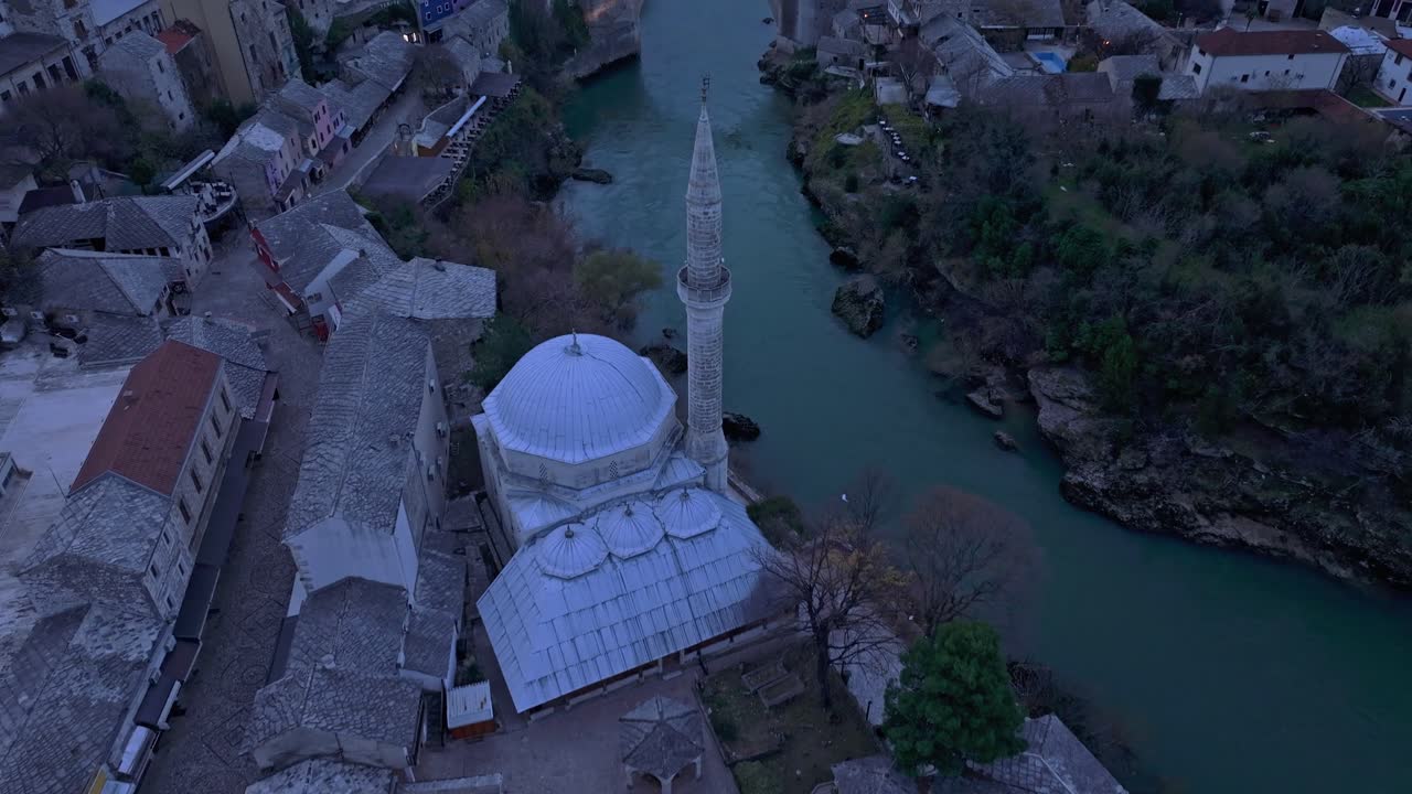 Filmato da drone di Stari Most con le luci della città che si riflettono sull'acqua