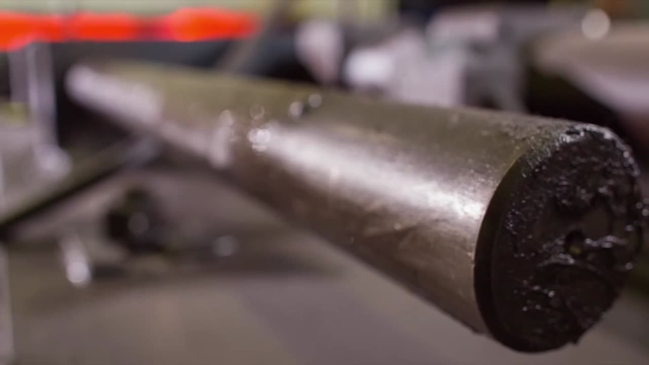 procesamiento de tubos metálicos en un entorno industrial