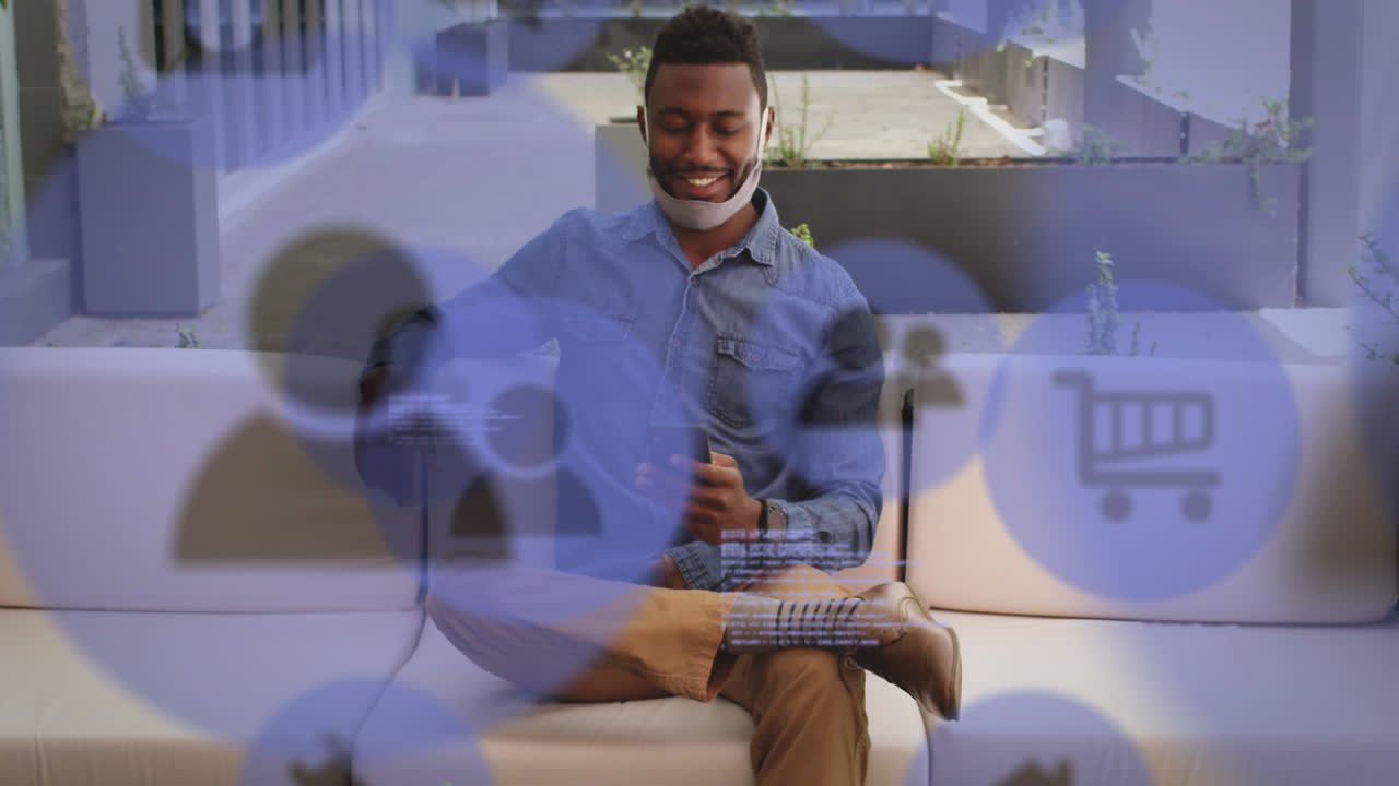 스마트폰을 사용하여 대화하는 얼굴 마스크를 내려 놓은 아프리카계 미국인 남성에 대한 여러 디지털 아이콘