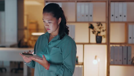 Night-business,-woman-and-tablet-in-office