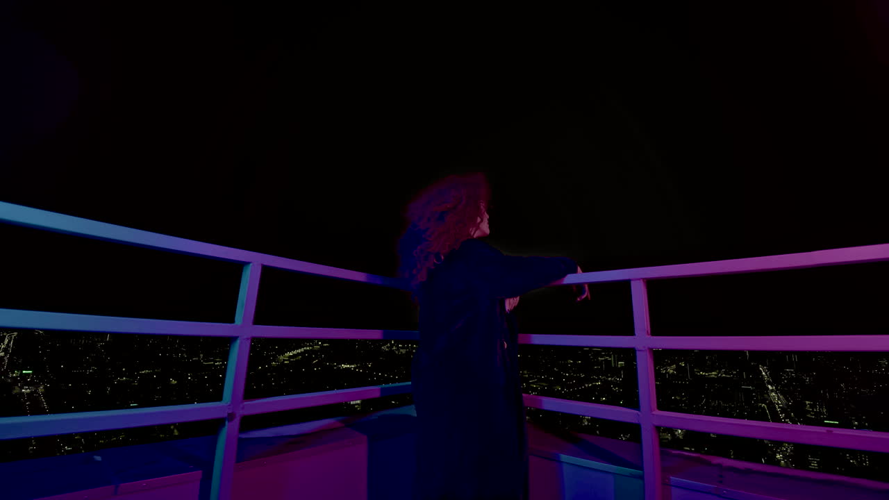 밤에 지붕에 있는 여자