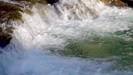 un arroyo fluye sobre un obstáculo natural